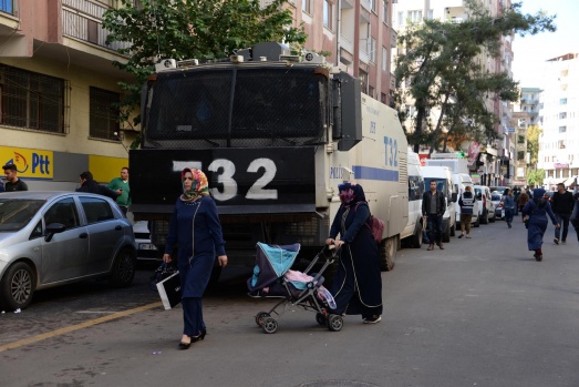 Polisten HDP’li vekile ince ayar! “Şehidimiz var, alkış ve zılgıt istemiyoruz” 9