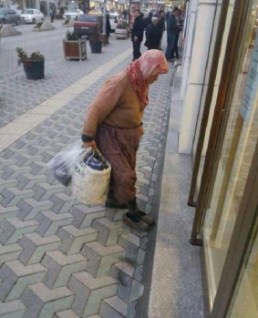 Türkiye'nin gündemine çamurlu ayakkabılı teyze oturdu 3