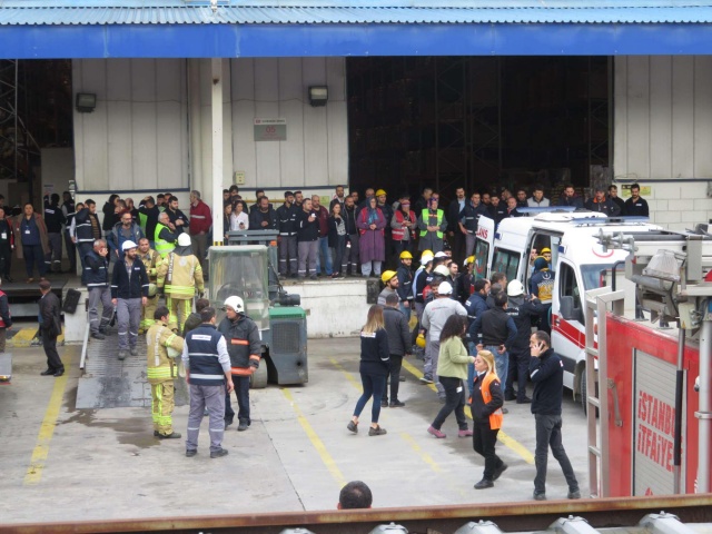 Tuzla'da antrepoda raflar işçilerin üzerine devrildi 3