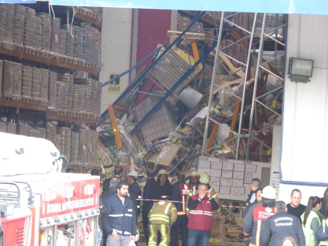 Tuzla'da antrepoda raflar işçilerin üzerine devrildi 4