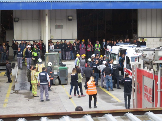 Tuzla'da antrepoda raflar işçilerin üzerine devrildi 6