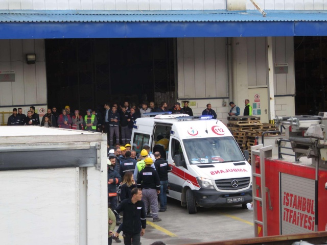 Tuzla'da antrepoda raflar işçilerin üzerine devrildi 2