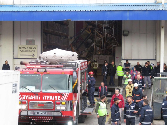 Tuzla'da antrepoda raflar işçilerin üzerine devrildi 5