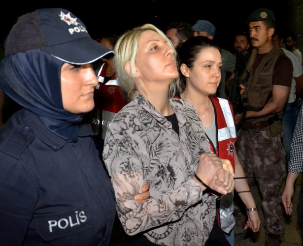 Maskeli balo bitti! İşte 'kedicikler'in polisteki halleri! 13