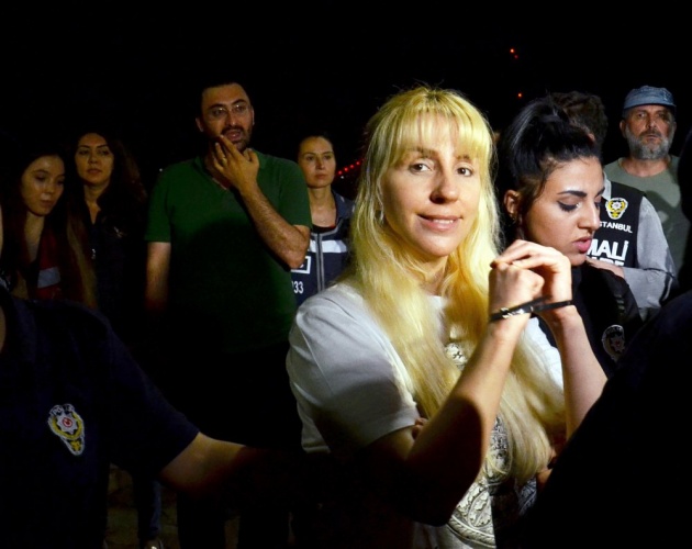 Maskeli balo bitti! İşte 'kedicikler'in polisteki halleri! 17
