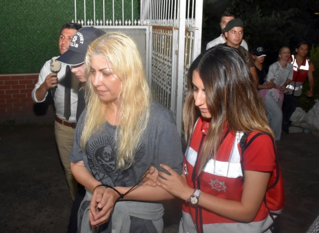 Maskeli balo bitti! İşte 'kedicikler'in polisteki halleri! 15