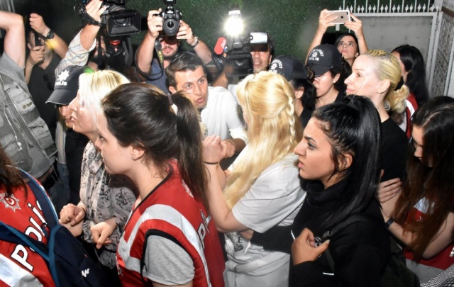 Maskeli balo bitti! İşte 'kedicikler'in polisteki halleri! 18
