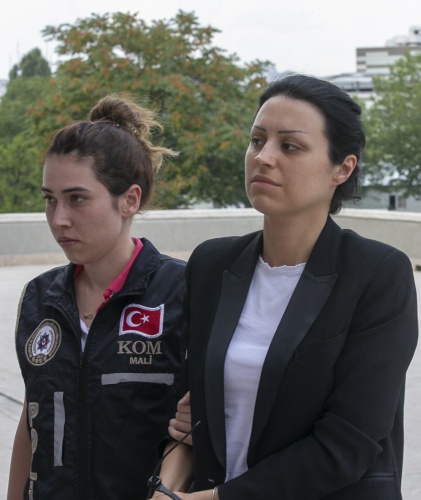 Maskeli balo bitti! İşte 'kedicikler'in polisteki halleri! 16