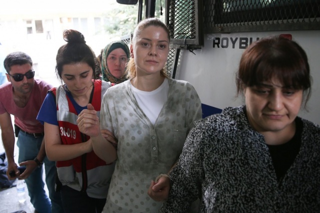 Maskeli balo bitti! İşte 'kedicikler'in polisteki halleri! 12