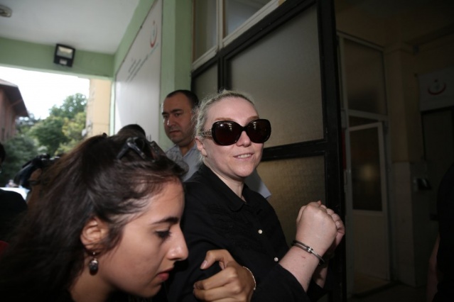 Maskeli balo bitti! İşte 'kedicikler'in polisteki halleri! 8