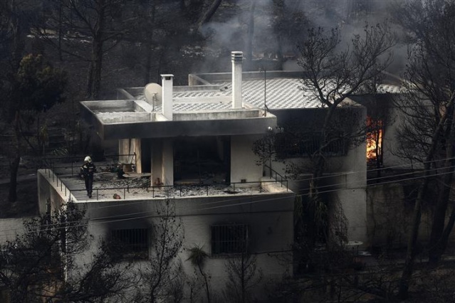 Yunanistan'daki yangın dehşeti objektiflere yansıdı 6