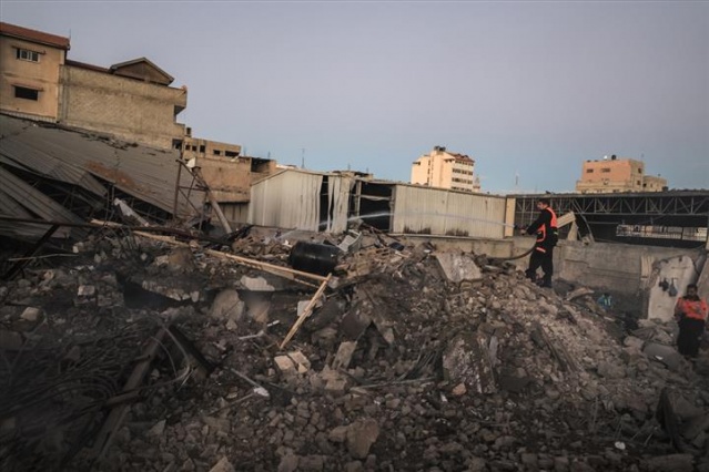 İsrail uçakları Gazze'yi bombalıyor 26