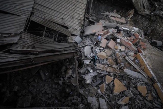 İsrail uçakları Gazze'yi bombalıyor 20