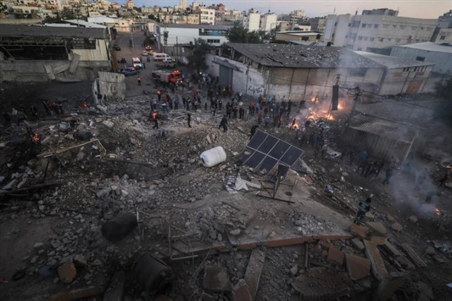 İsrail uçakları Gazze'yi bombalıyor 17