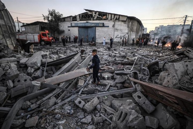 İsrail uçakları Gazze'yi bombalıyor 15