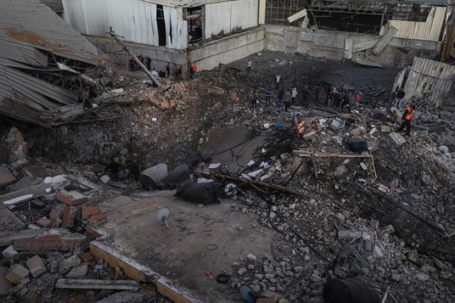 İsrail uçakları Gazze'yi bombalıyor 19