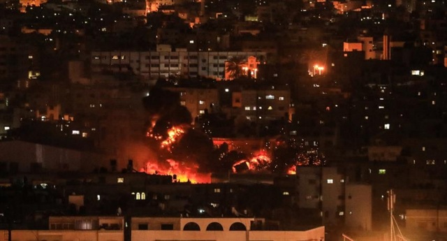 İsrail uçakları Gazze'yi bombalıyor 3