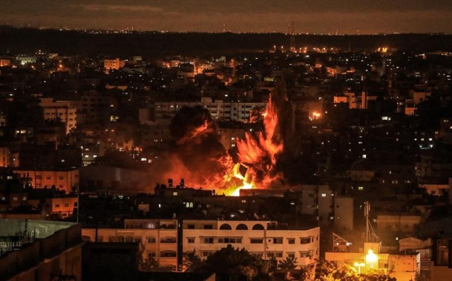 İsrail uçakları Gazze'yi bombalıyor 2