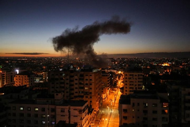 İsrail uçakları Gazze'yi bombalıyor 10
