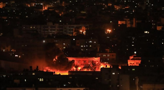 İsrail uçakları Gazze'yi bombalıyor 6