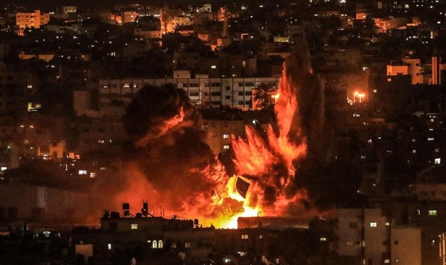 İsrail uçakları Gazze'yi bombalıyor 4