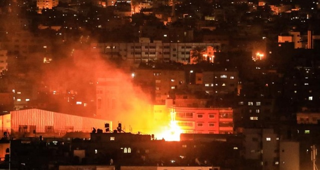 İsrail uçakları Gazze'yi bombalıyor 5
