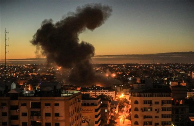 İsrail uçakları Gazze'yi bombalıyor 7