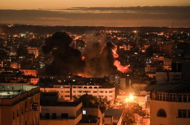 İsrail uçakları Gazze'yi bombalıyor 8