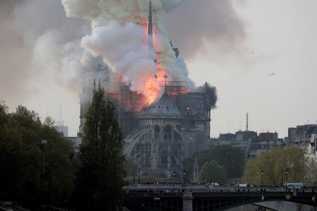 Notre Dame Katedrali'nde yangın 2