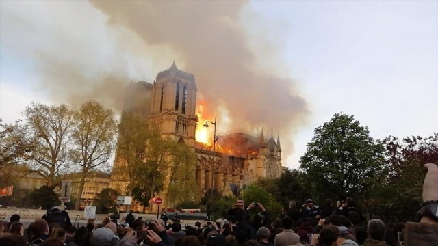 Notre Dame Katedrali'nde yangın 5