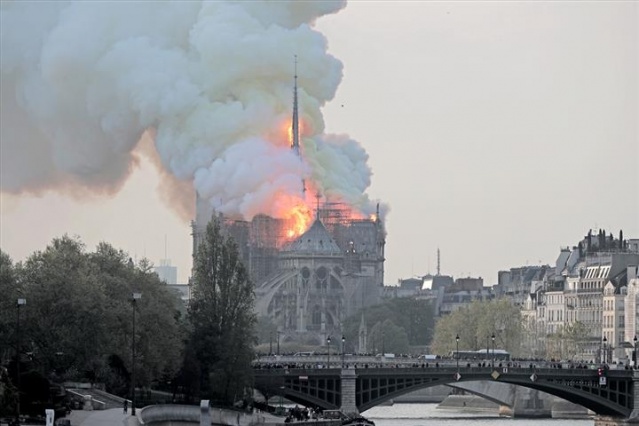 Notre Dame Katedrali'nde yangın 1