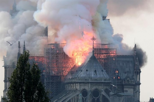 Notre Dame Katedrali'nde yangın 3