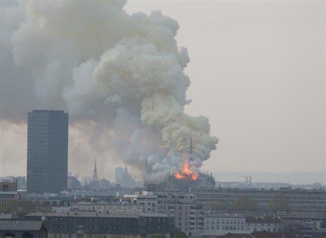 Notre Dame Katedrali'nde yangın 9