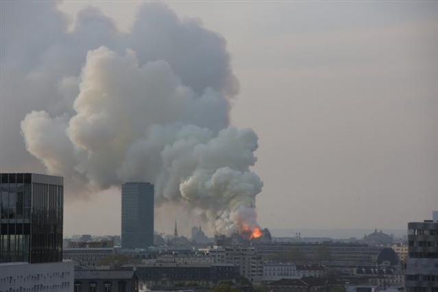 Notre Dame Katedrali'nde yangın 6