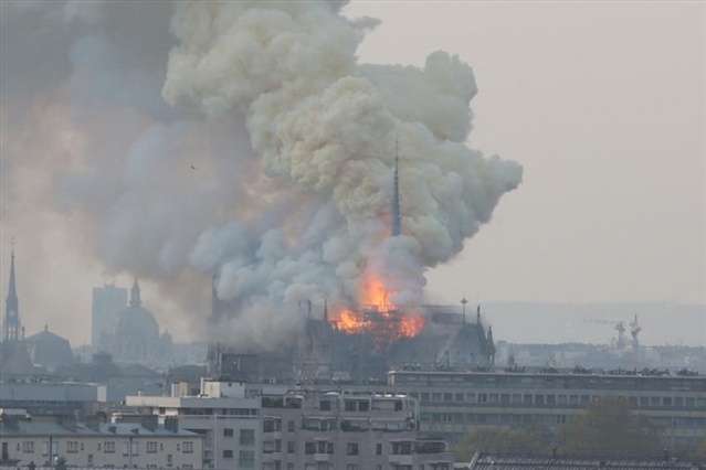 Notre Dame Katedrali'nde yangın 8