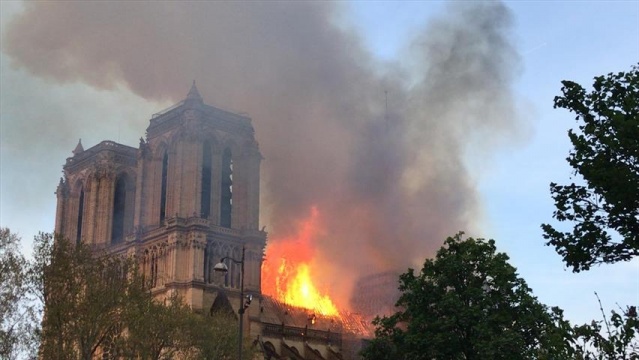 Notre Dame Katedrali'nde yangın 4