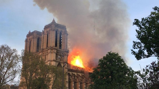 Notre Dame Katedrali'nde yangın 7