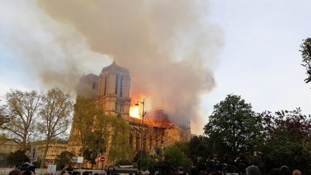 Notre Dame Katedrali'nde yangın 10