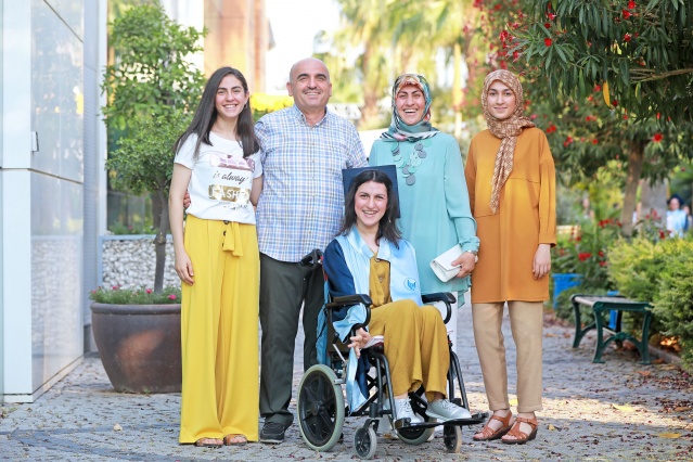 Klavyeyi burnuyla, fareyi sol ayağıyla kullanan ve Birincilikle mezun olan Şeyda Melis Alkışlar sana 8