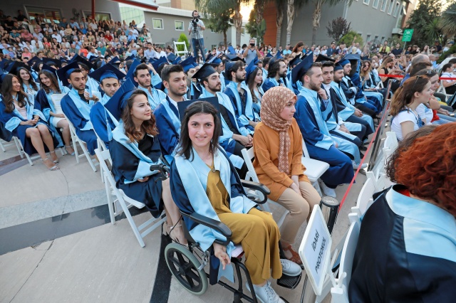 Klavyeyi burnuyla, fareyi sol ayağıyla kullanan ve Birincilikle mezun olan Şeyda Melis Alkışlar sana 2