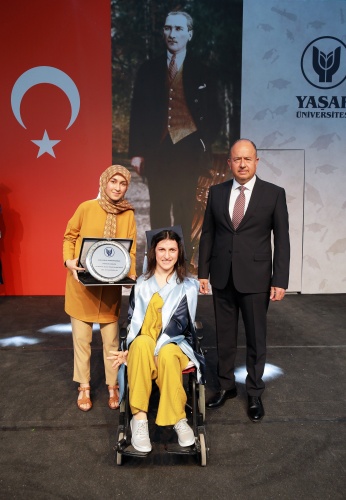 Klavyeyi burnuyla, fareyi sol ayağıyla kullanan ve Birincilikle mezun olan Şeyda Melis Alkışlar sana 5
