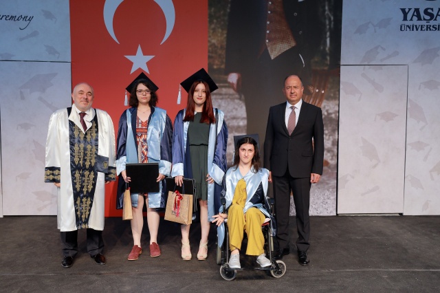 Klavyeyi burnuyla, fareyi sol ayağıyla kullanan ve Birincilikle mezun olan Şeyda Melis Alkışlar sana 7