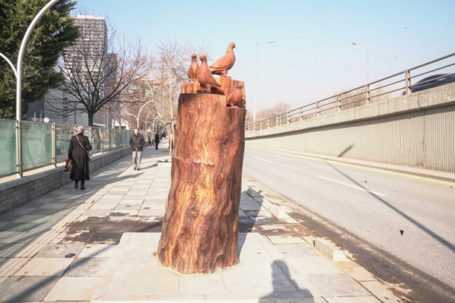 Kuruyan ağaçlar sanat eserine dönüştürüldü 7