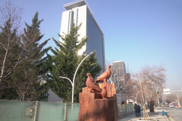 Kuruyan ağaçlar sanat eserine dönüştürüldü 8