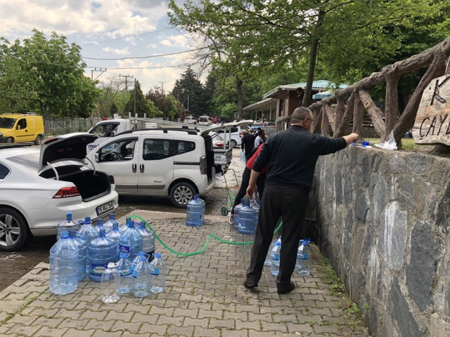 Bursa'da sokağa çıkma kısıtlaması öncesi kilometrelerce su kuyruğu 5