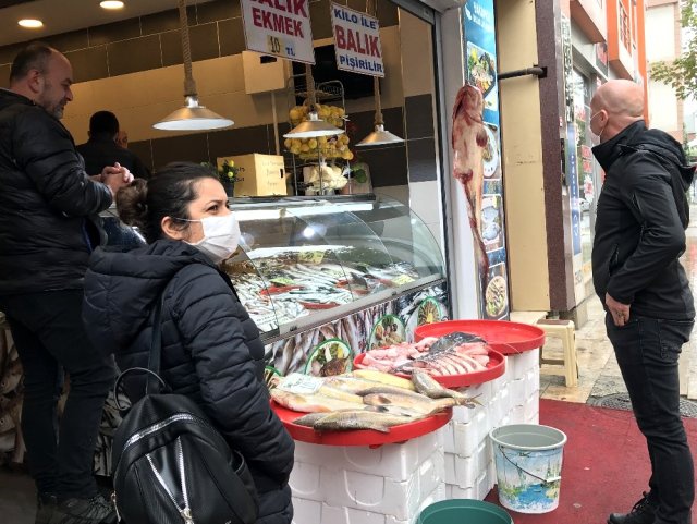 Balıkçıların ağına takılan insan boyunda balık görenleri şaşırtıyor 4