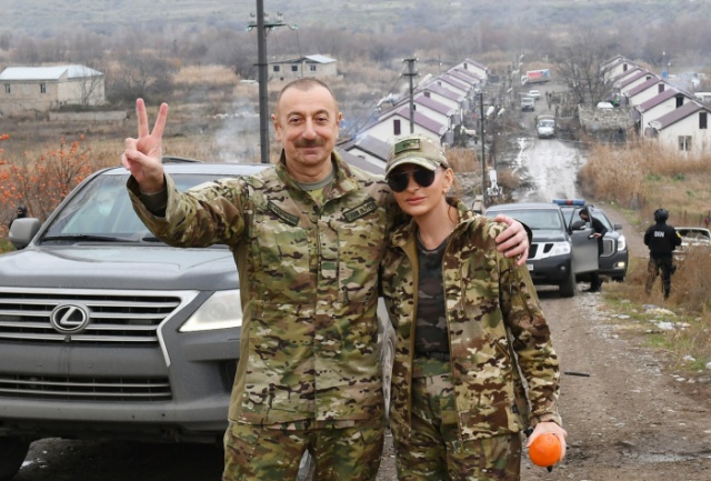 Aliyev’den zafer pozu 2