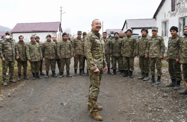 Aliyev’den zafer pozu 9