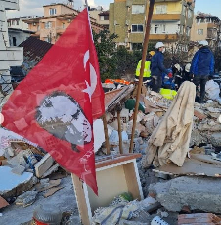 Yıkılan binaların duvarlarındaki Atatürk fotoğrafları duygulandırdı 2