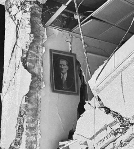 Yıkılan binaların duvarlarındaki Atatürk fotoğrafları duygulandırdı 4